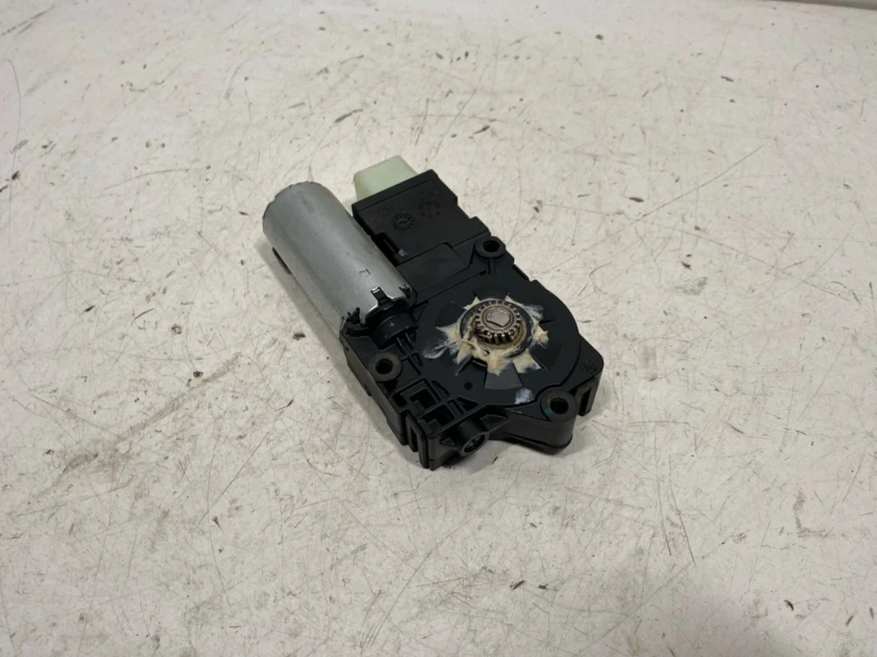 Hongqi E-HS9 2022- Sunroof motor view 2