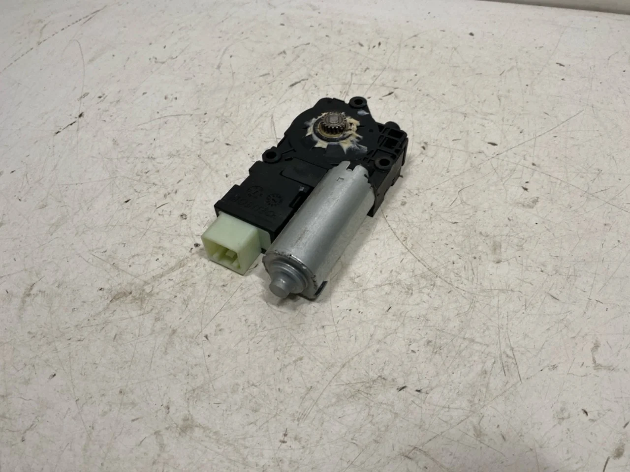 Hongqi E-HS9 2022- Sunroof motor view 3