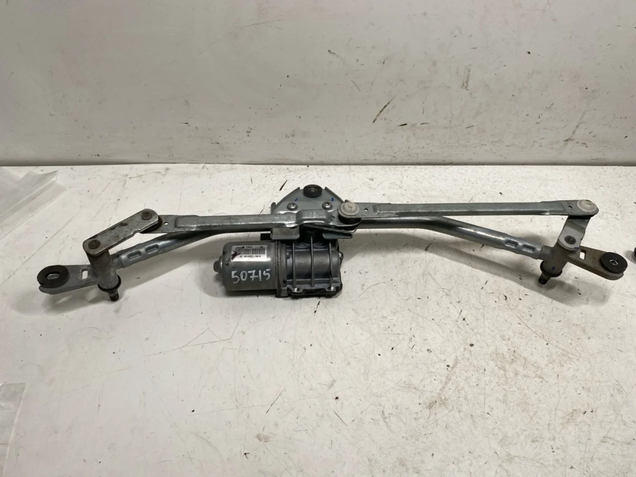 Hongqi E-HS9 2022- Windshield wiper motor view 2