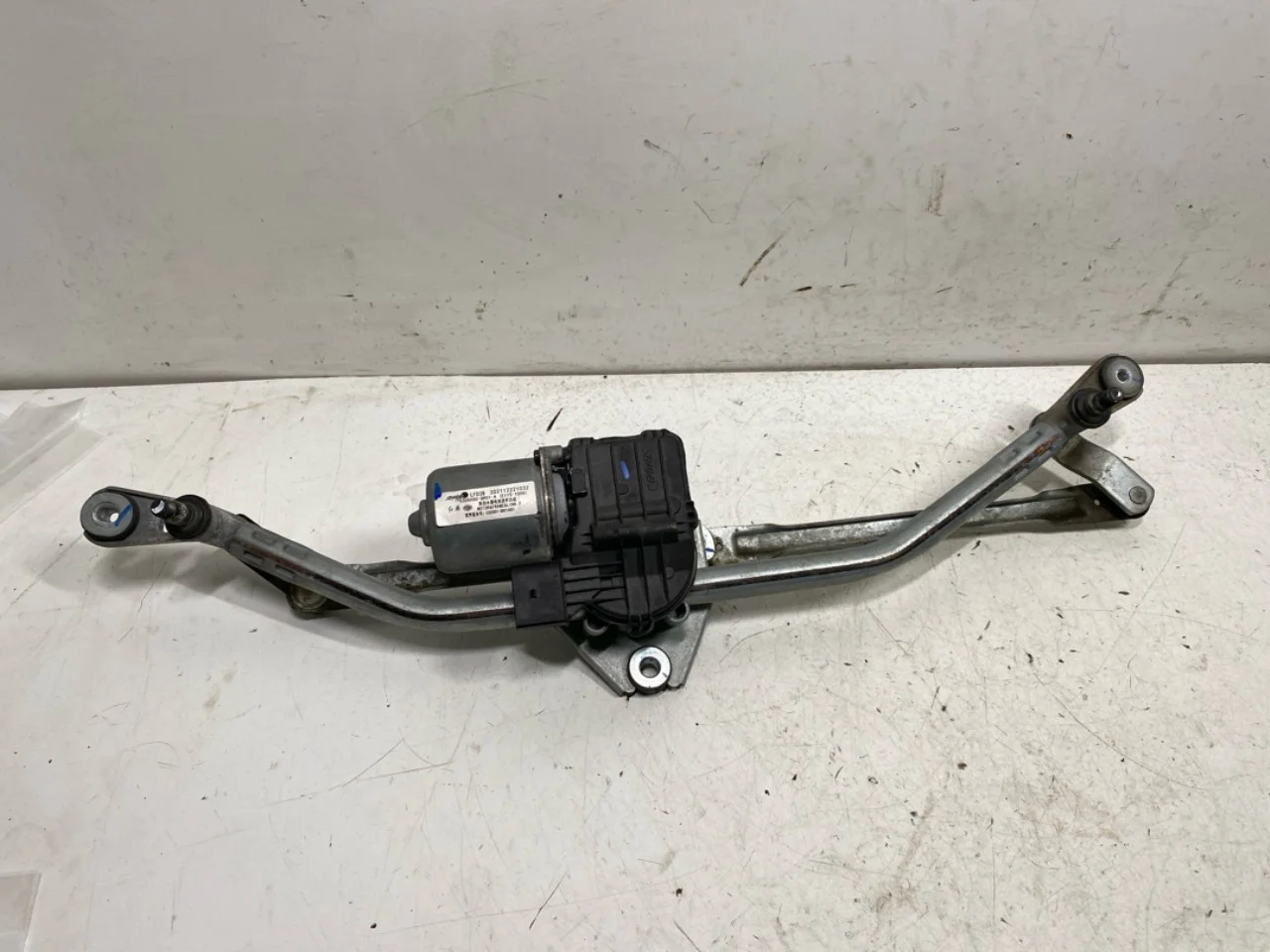 Hongqi E-HS9 2022- Windshield wiper motor view 3