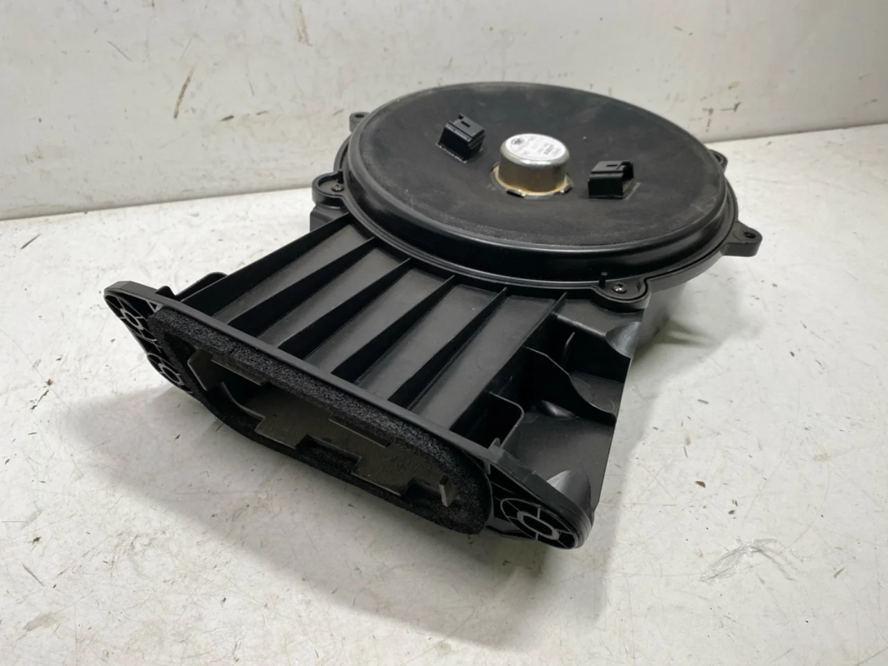 Hongqi E-HS9 2022- Speaker view 2