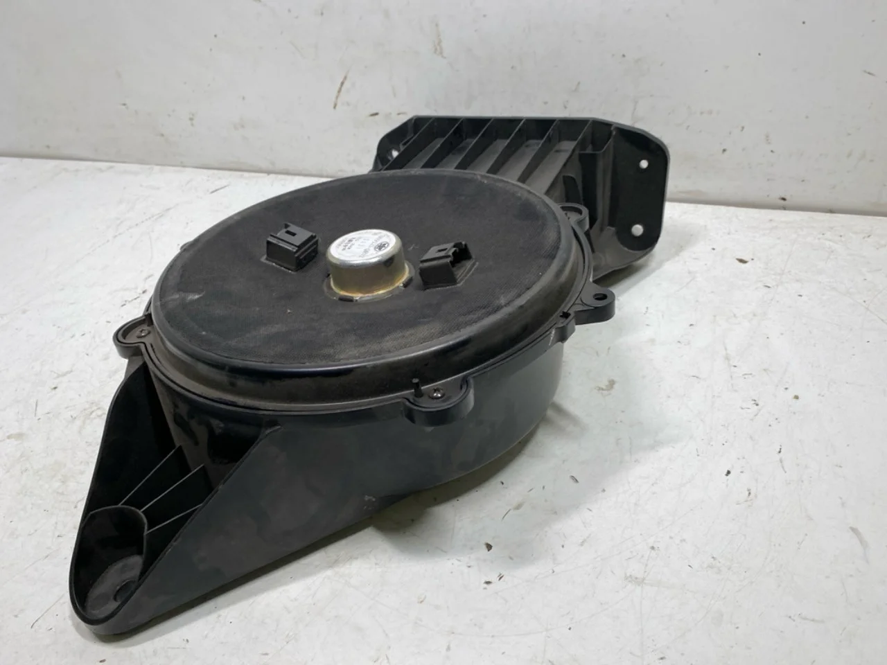 Hongqi E-HS9 2022- Speaker view 3
