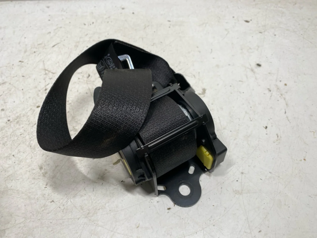 Hongqi E-HS9 2022- Rear right seat belt view 3