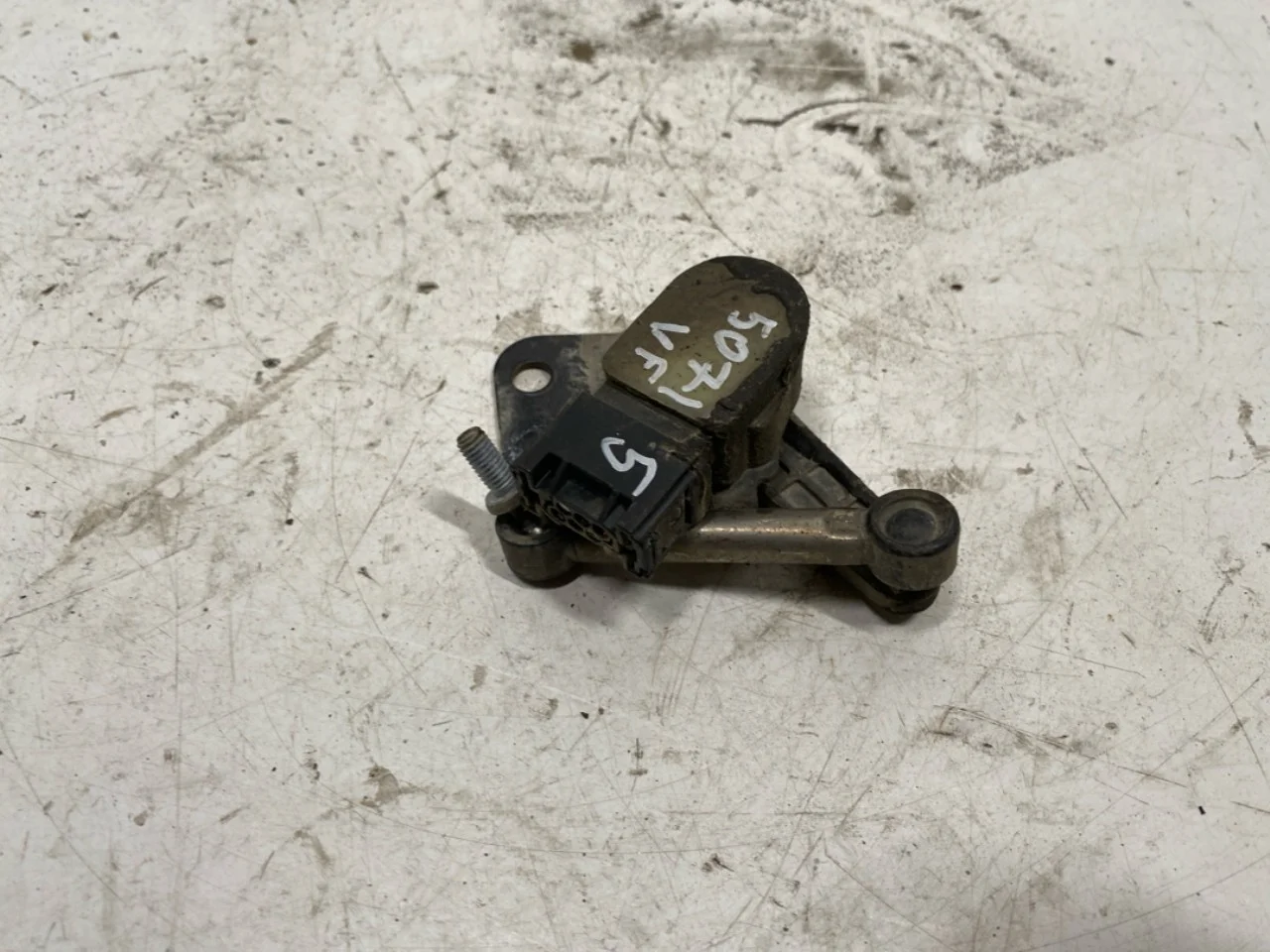Hongqi E-HS9 2022- Level control / air suspension sensor view 2
