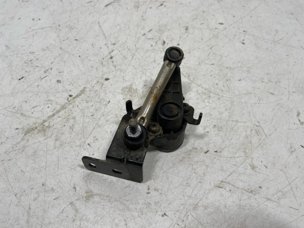 Hongqi E-HS9 2022- Level control / air suspension sensor view 2
