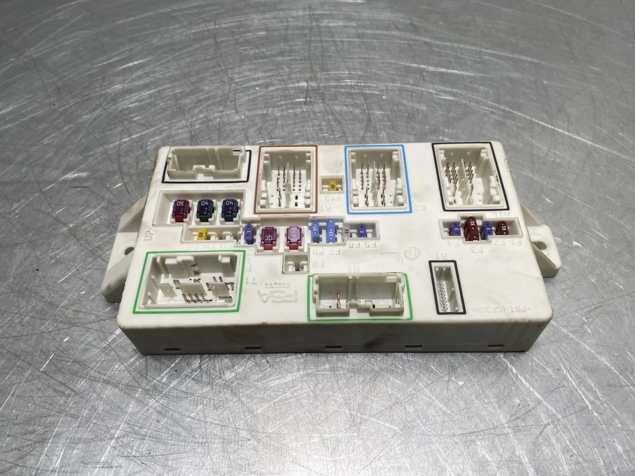 Peugeot 3008/E-3008 2024- Fuse box / electrical center