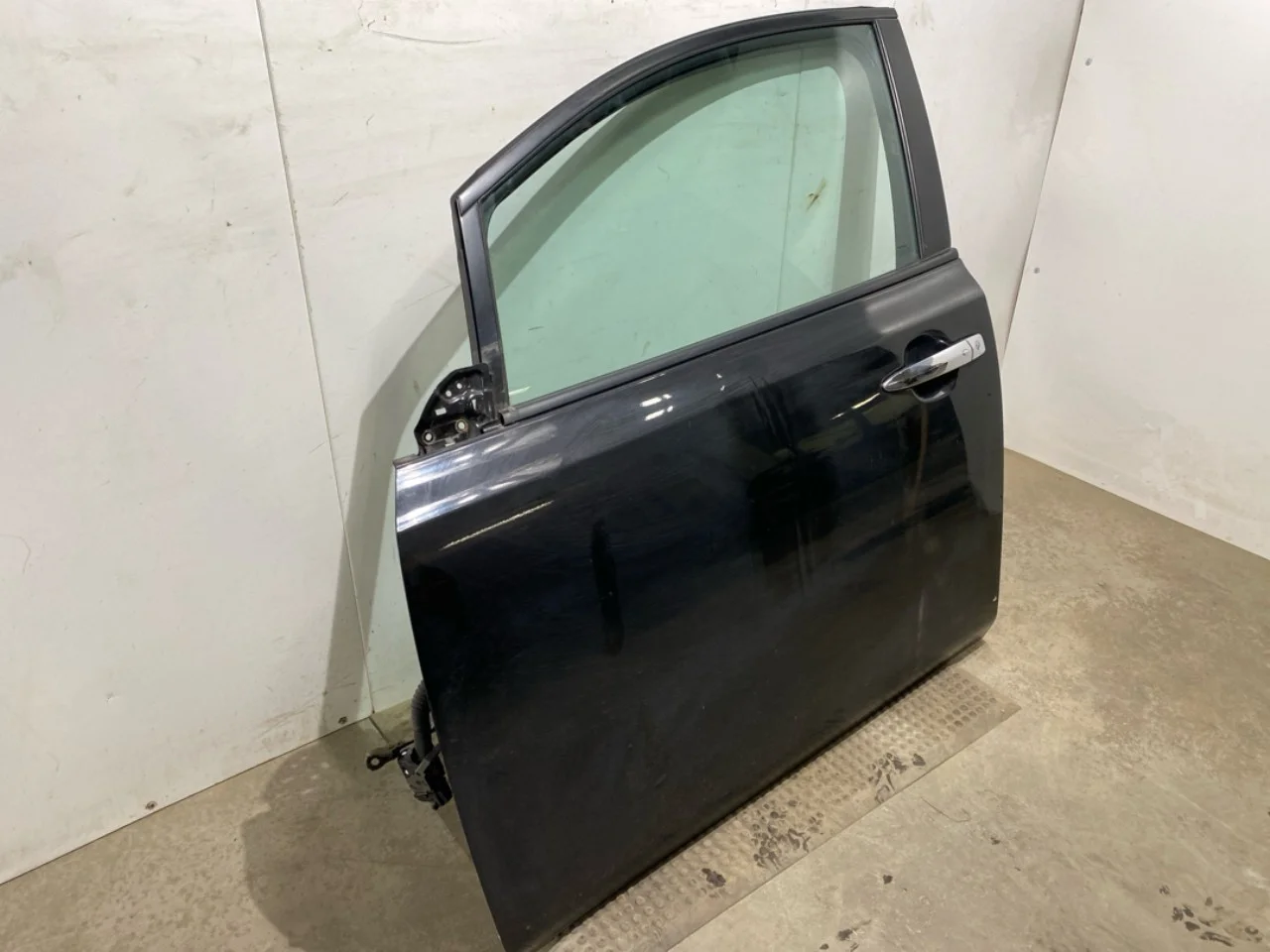 Nissan LEAF 2011-17 Ajtó, 4 ajtós, első, bal nézet 2