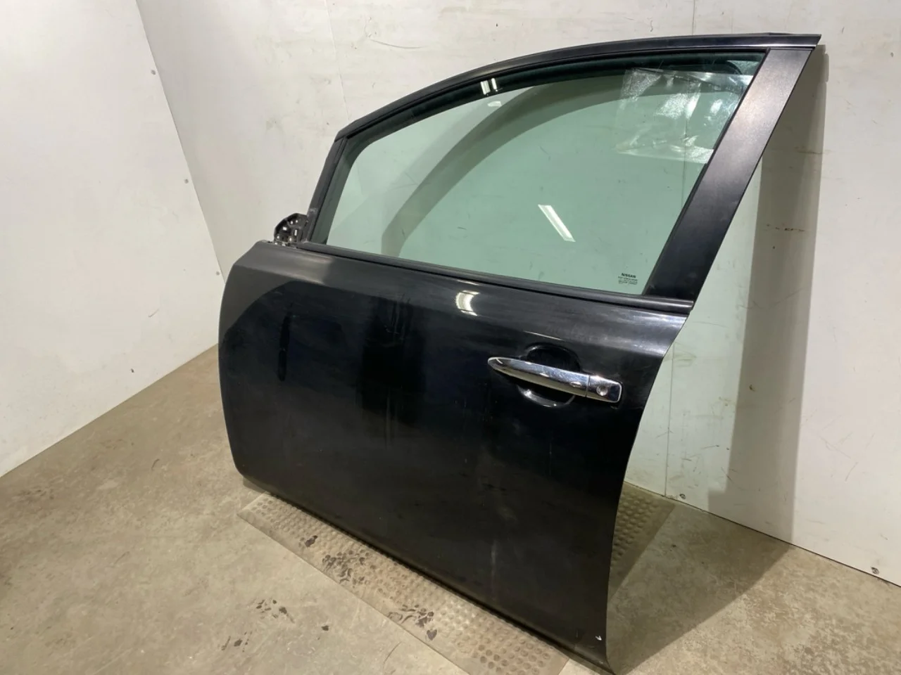 Nissan LEAF 2011-17 Ajtó, 4 ajtós, első, bal nézet 3