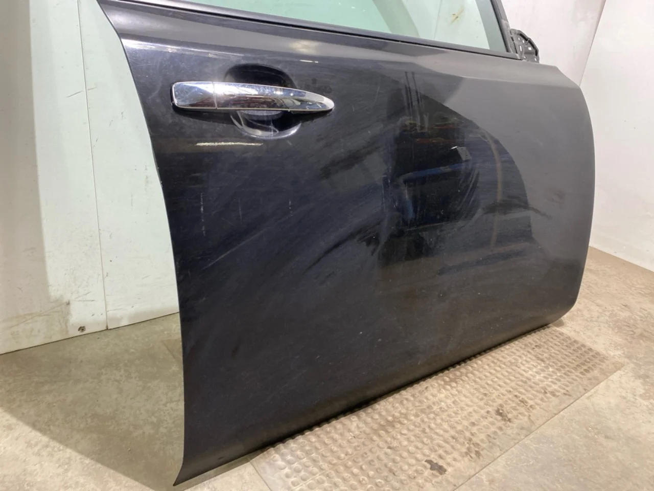 Nissan LEAF 2011-17 Ajtó, 4 ajtós, első, jobb nézet 2