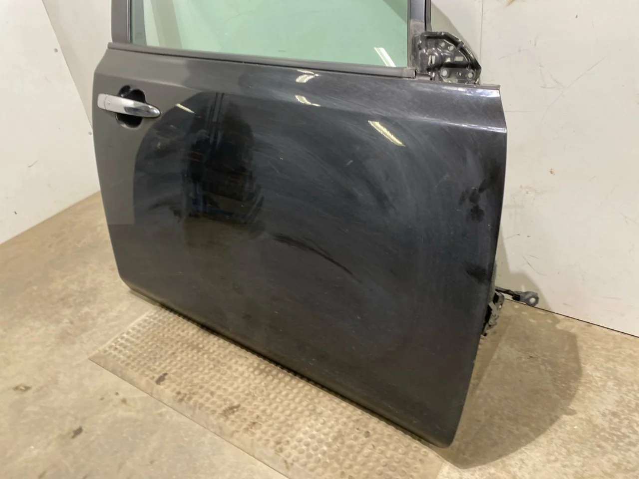 Nissan LEAF 2011-17 Ajtó, 4 ajtós, első, jobb nézet 3