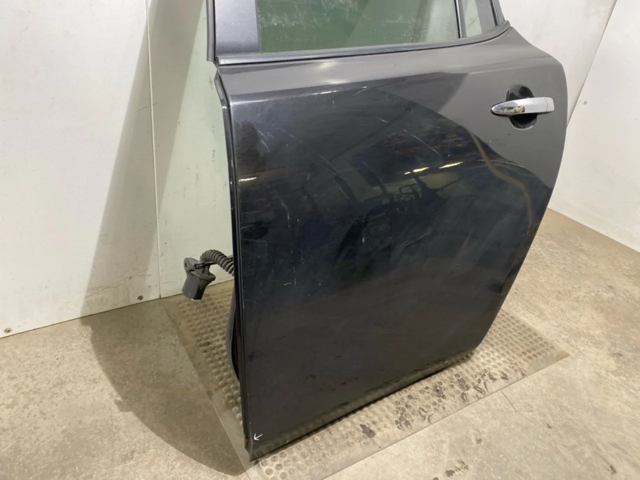 Nissan LEAF 2011-17 Rear left door, 4-door view 2