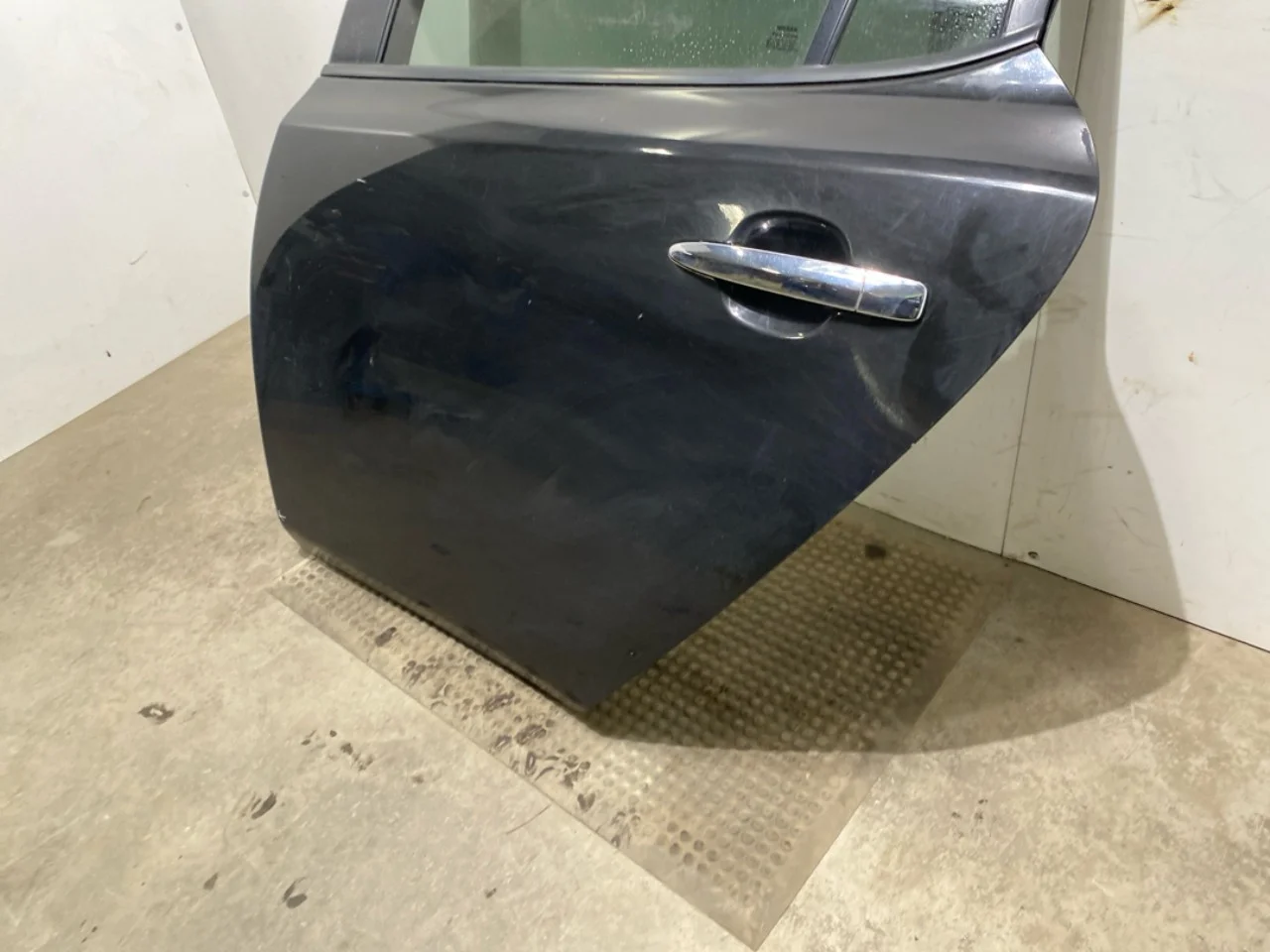 Nissan LEAF 2011-17 Rear left door, 4-door view 3