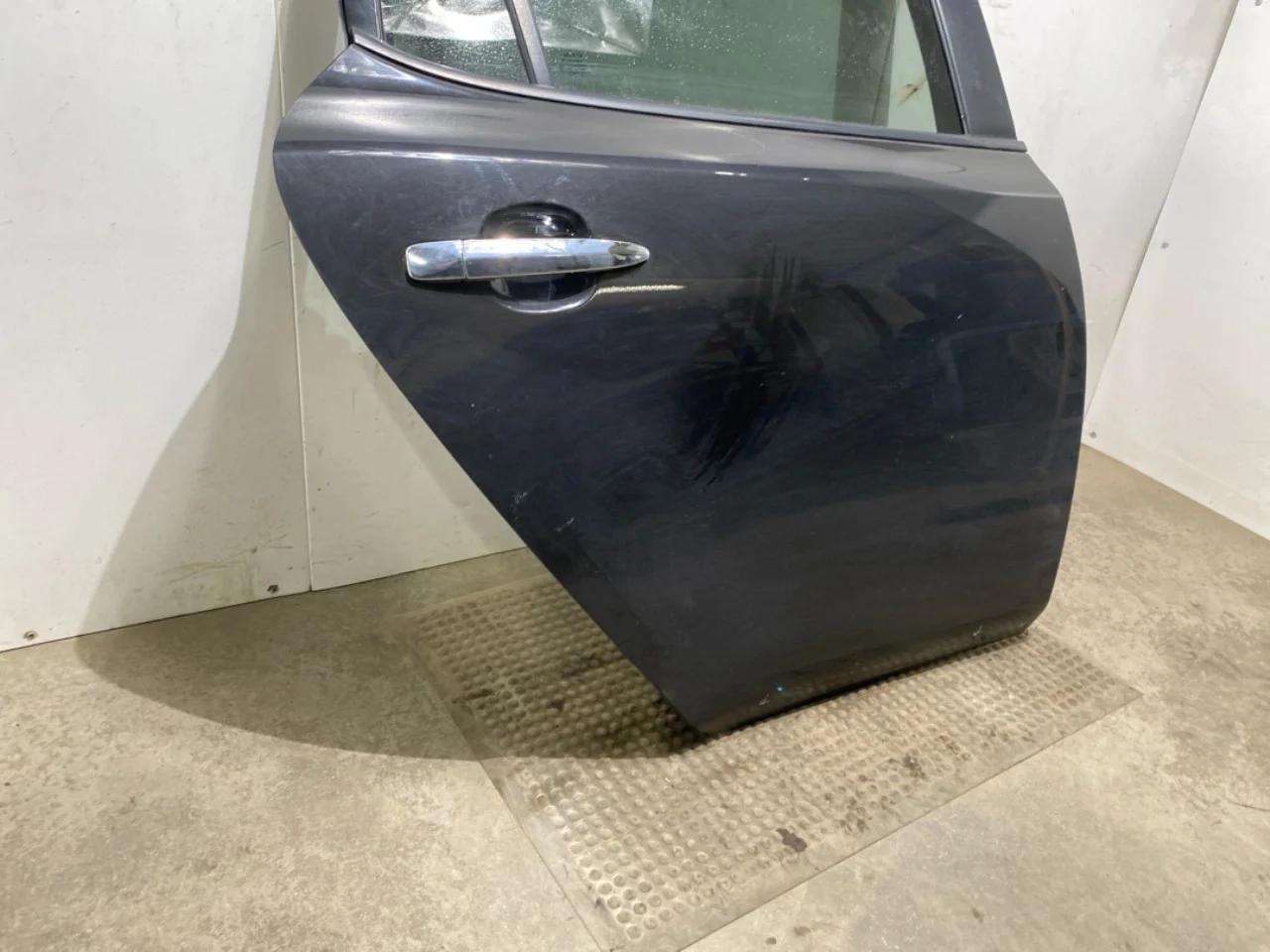 Nissan LEAF 2011-17 Door, 4-door, rear right view 2