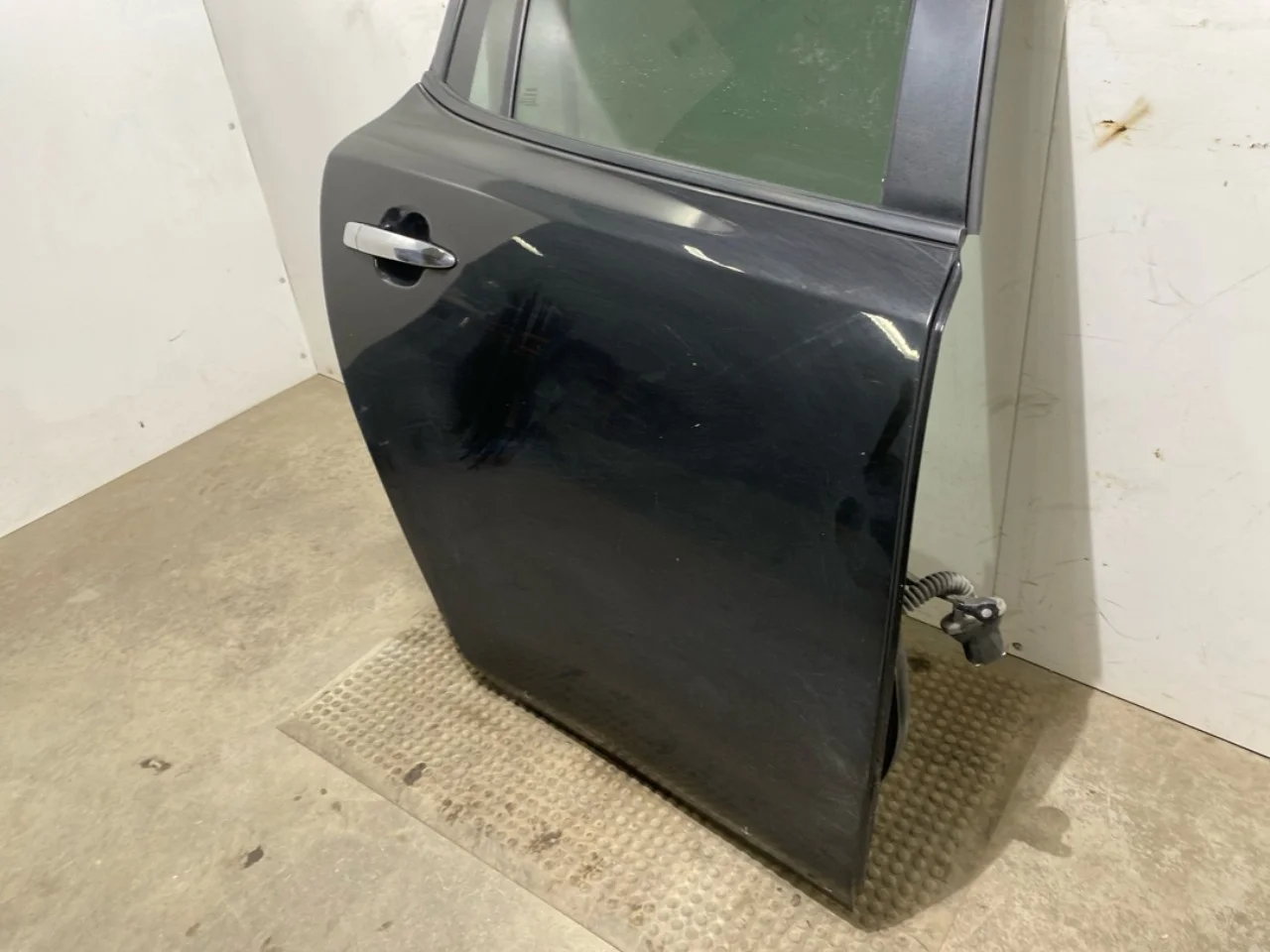 Nissan LEAF 2011-17 Door, 4-door, rear right view 3