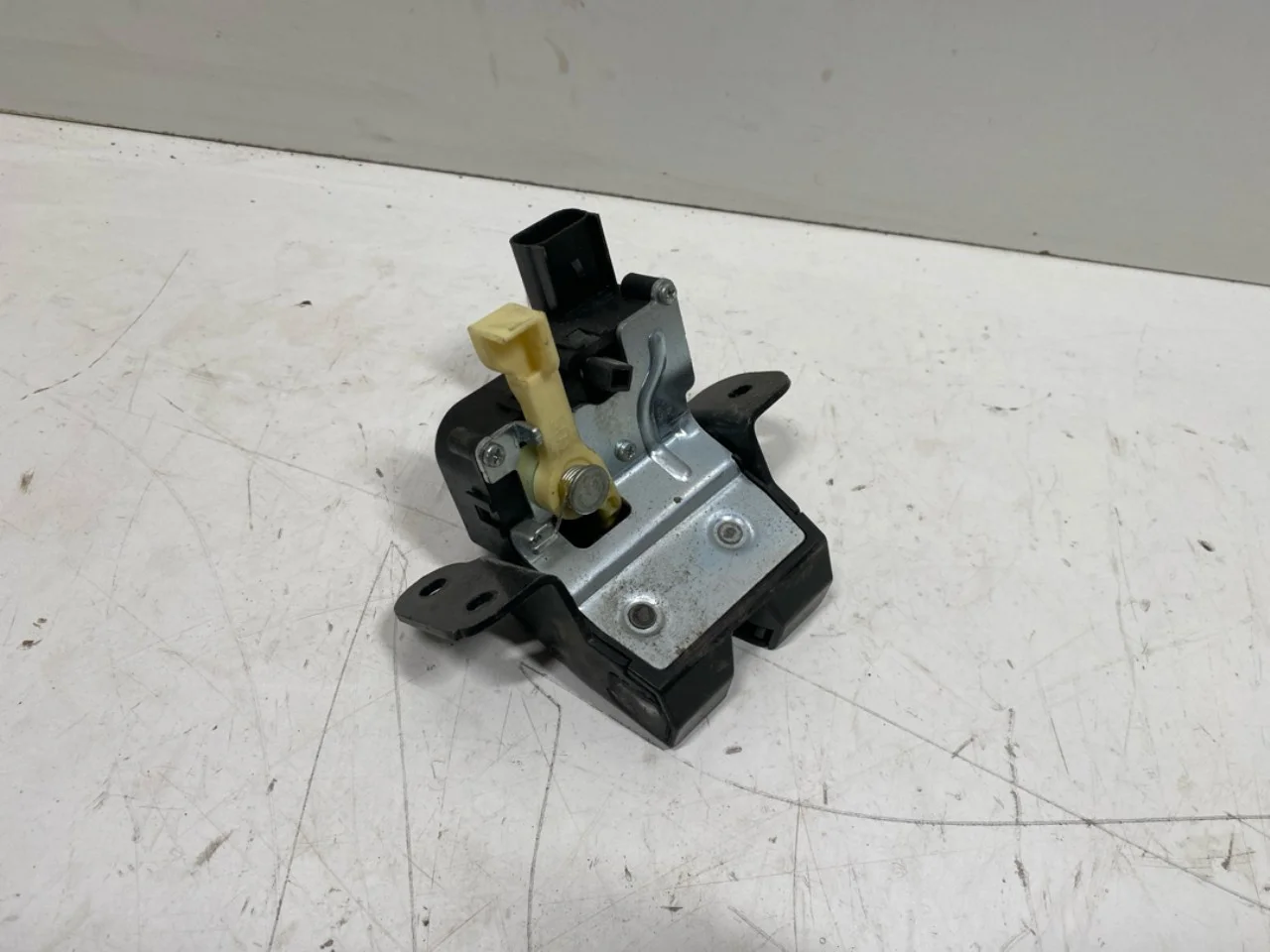 Hyundai KONA / ELECTRIC 2018-23 Tailgate lock view 2