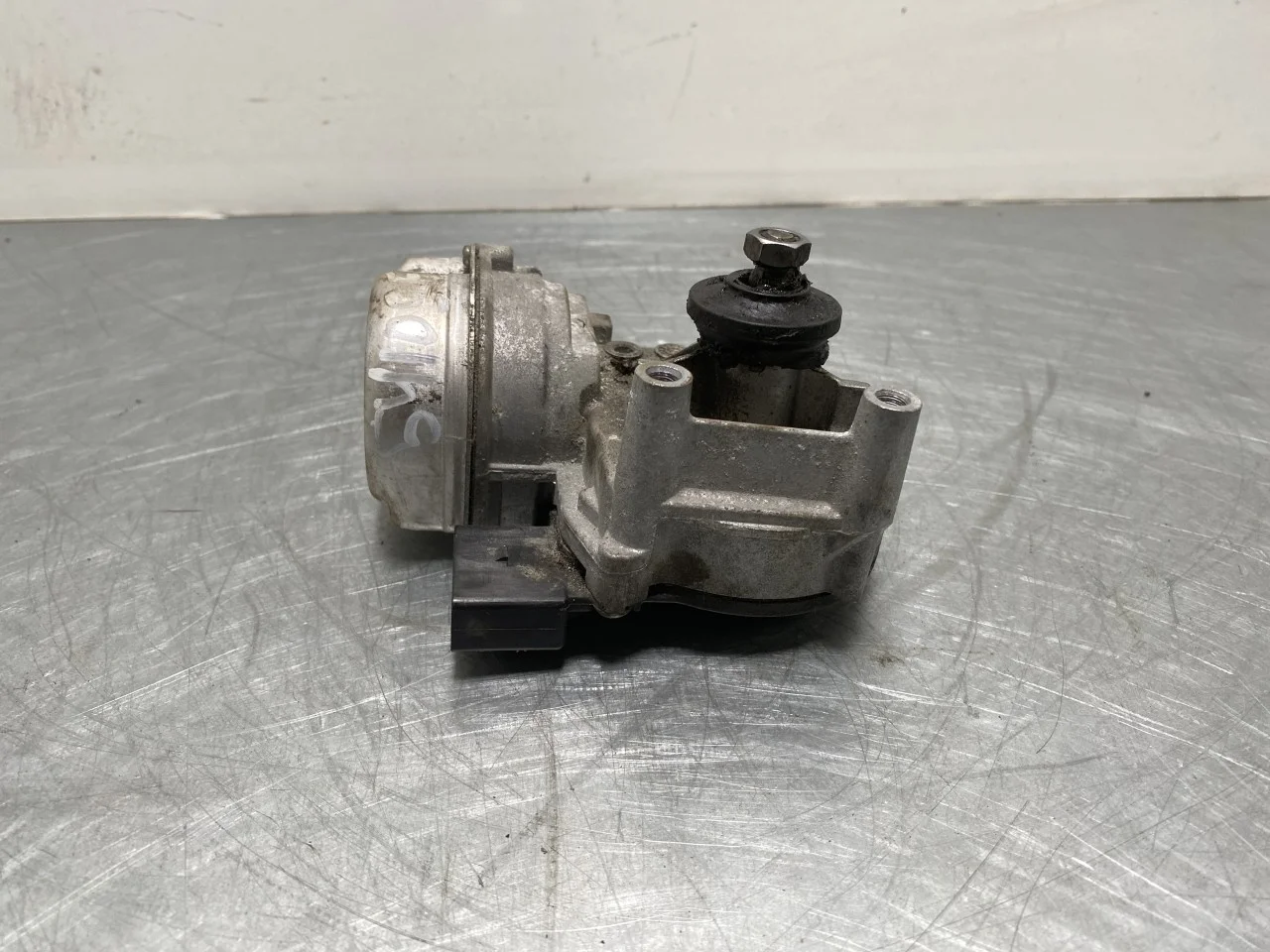 Porsche TAYCAN 2020- Windshield wiper motor view 2