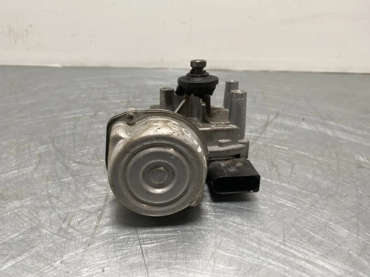 Porsche TAYCAN 2020- Windshield wiper motor view 3