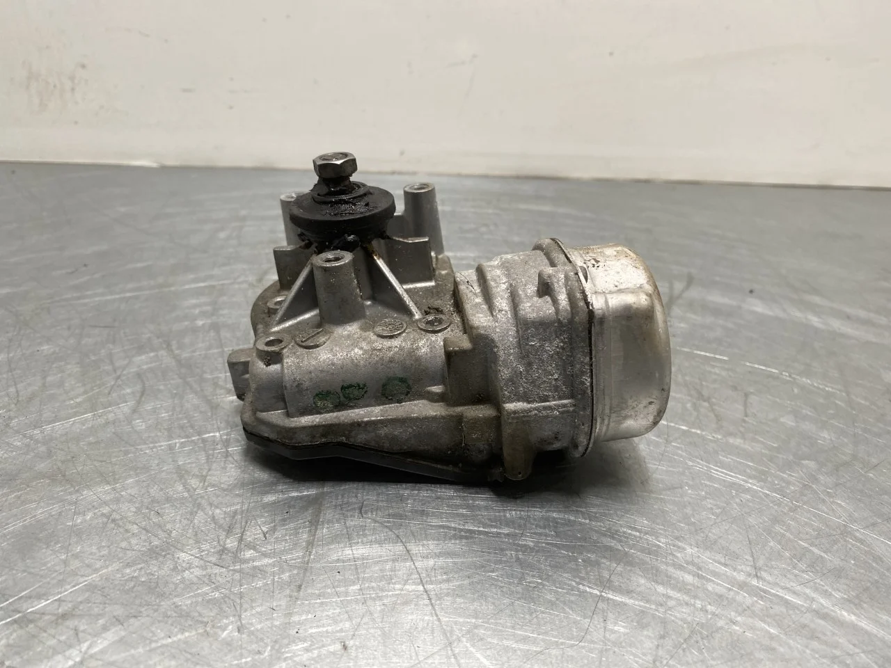 Porsche TAYCAN 2020- Windshield wiper motor view 4