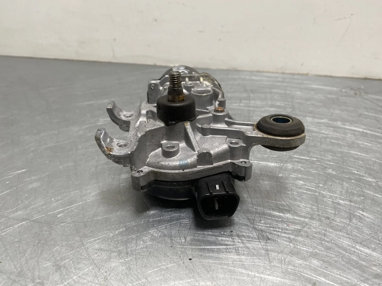 Nissan LEAF 2011-17 Windshield wiper motor view 4