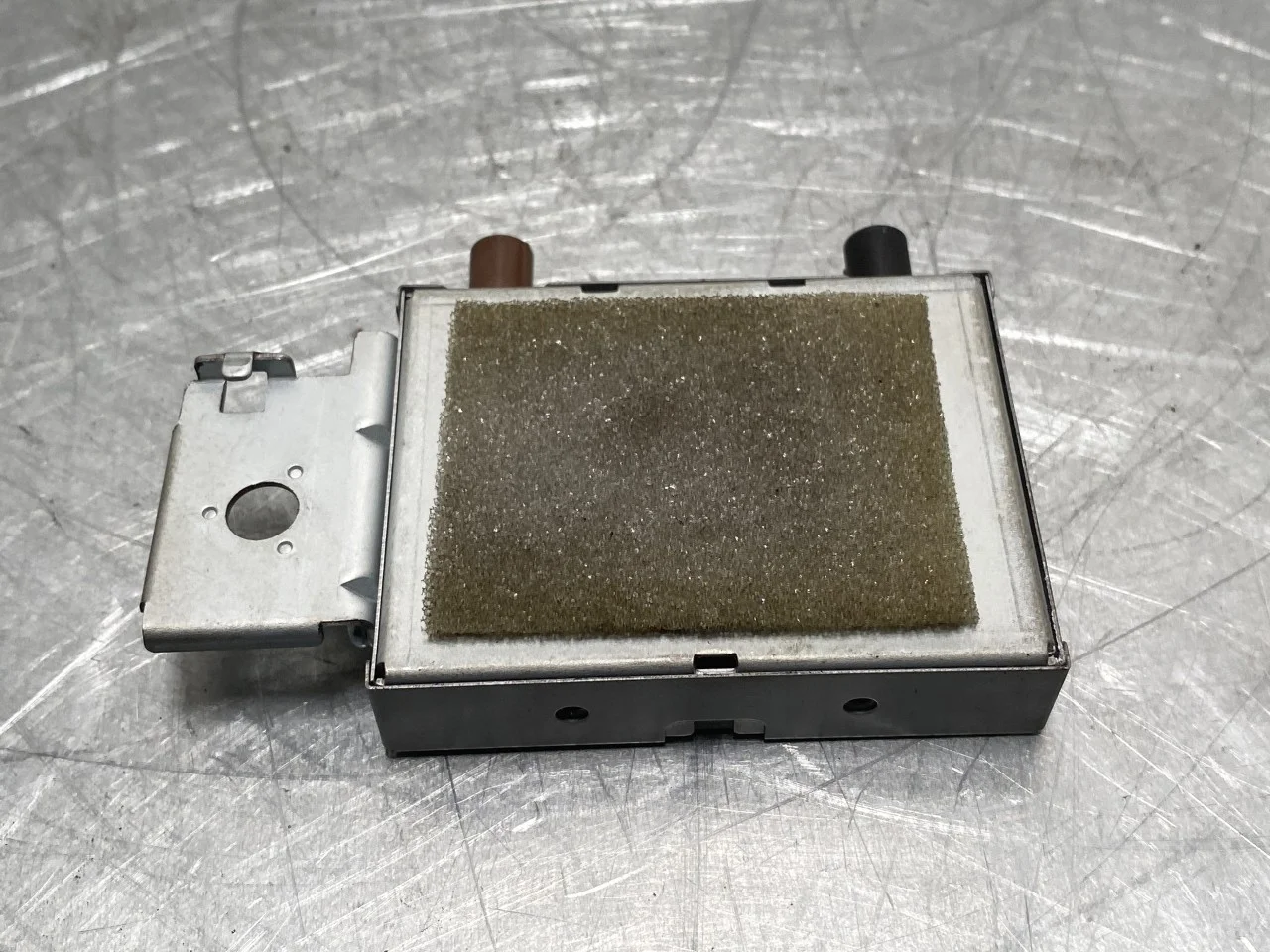 Nissan LEAF 2017-24 Antenna amplifier view 2