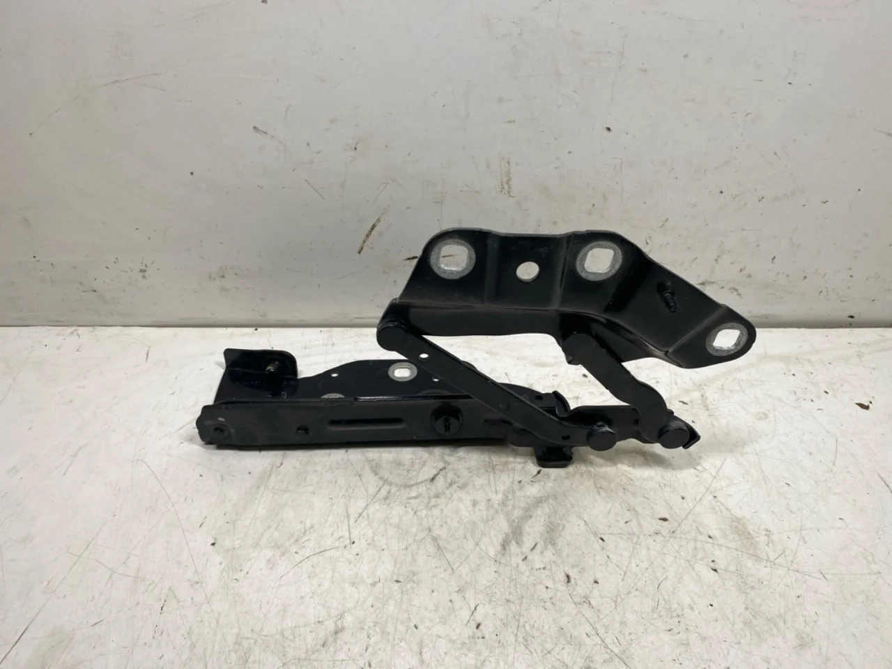 Jaguar I-PACE 2018- Hood hinge(s) view 2