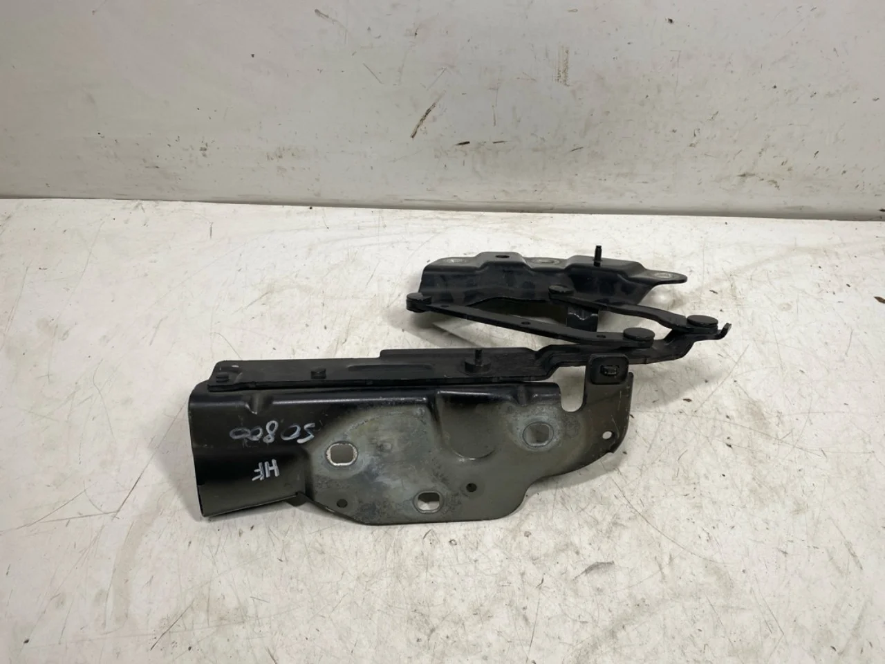 Jaguar I-PACE 2018- Hood hinge(s) view 3