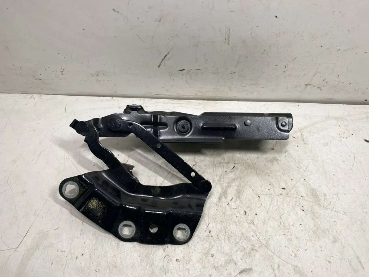 Jaguar I-PACE 2018- Hood hinge(s) view 4