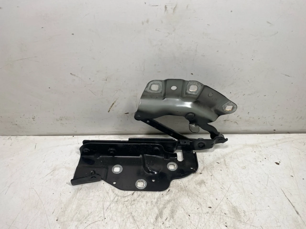 Jaguar I-PACE 2018- Hood hinge(s)
