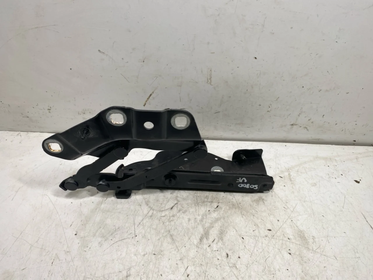 Jaguar I-PACE 2018- Hood hinge(s) view 2