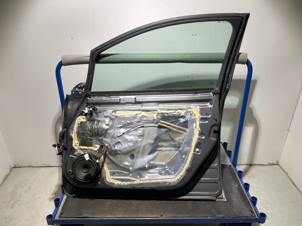 Nissan LEAF 2017-24 Ajtó, 4 ajtós, első, jobb nézet 2