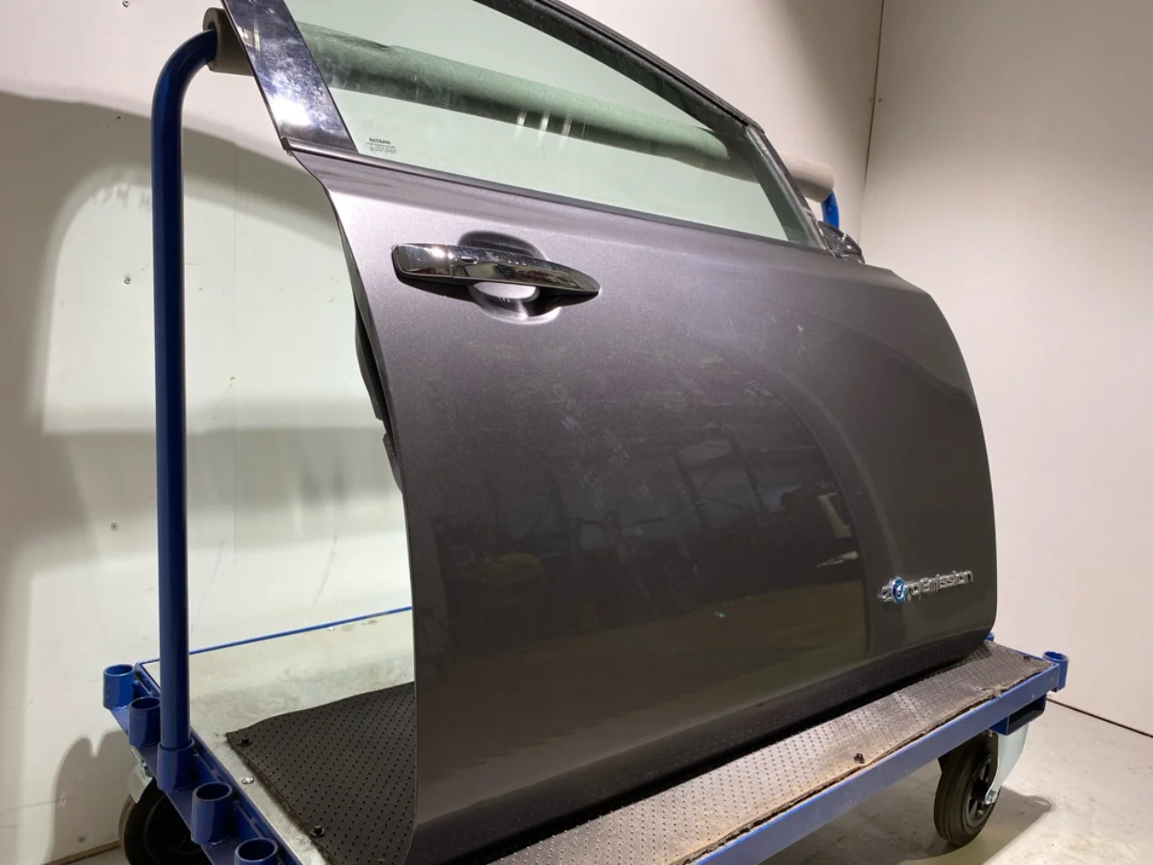 Nissan LEAF 2017-24 Ajtó, 4 ajtós, első, jobb nézet 4