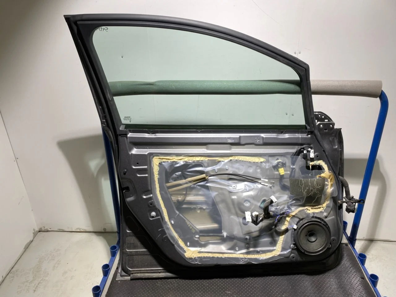 Nissan LEAF 2017-24 Ajtó, 4 ajtós, első, bal nézet 4