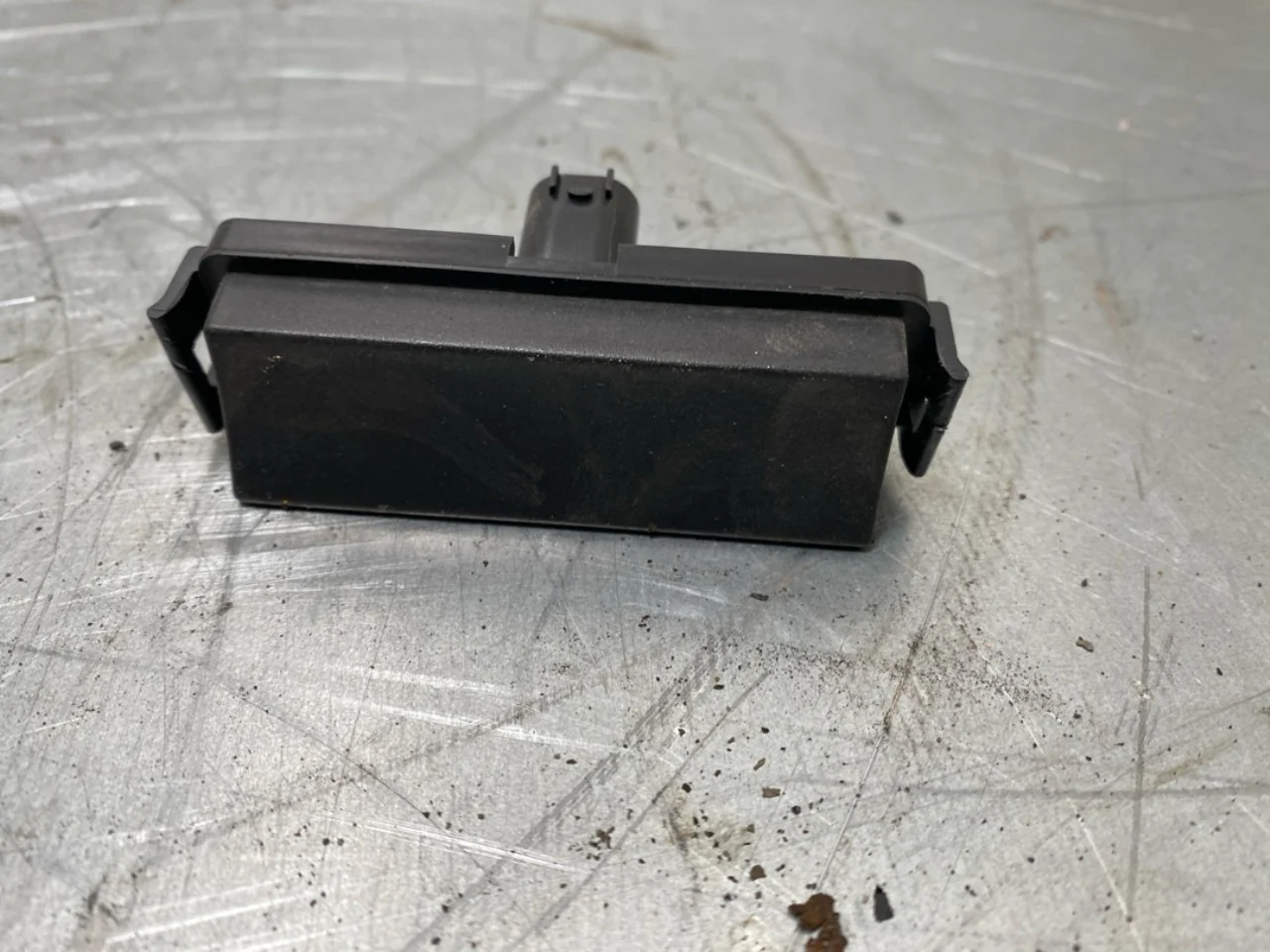 Tesla MODEL Y 2021- Tailgate exterior handle view 2