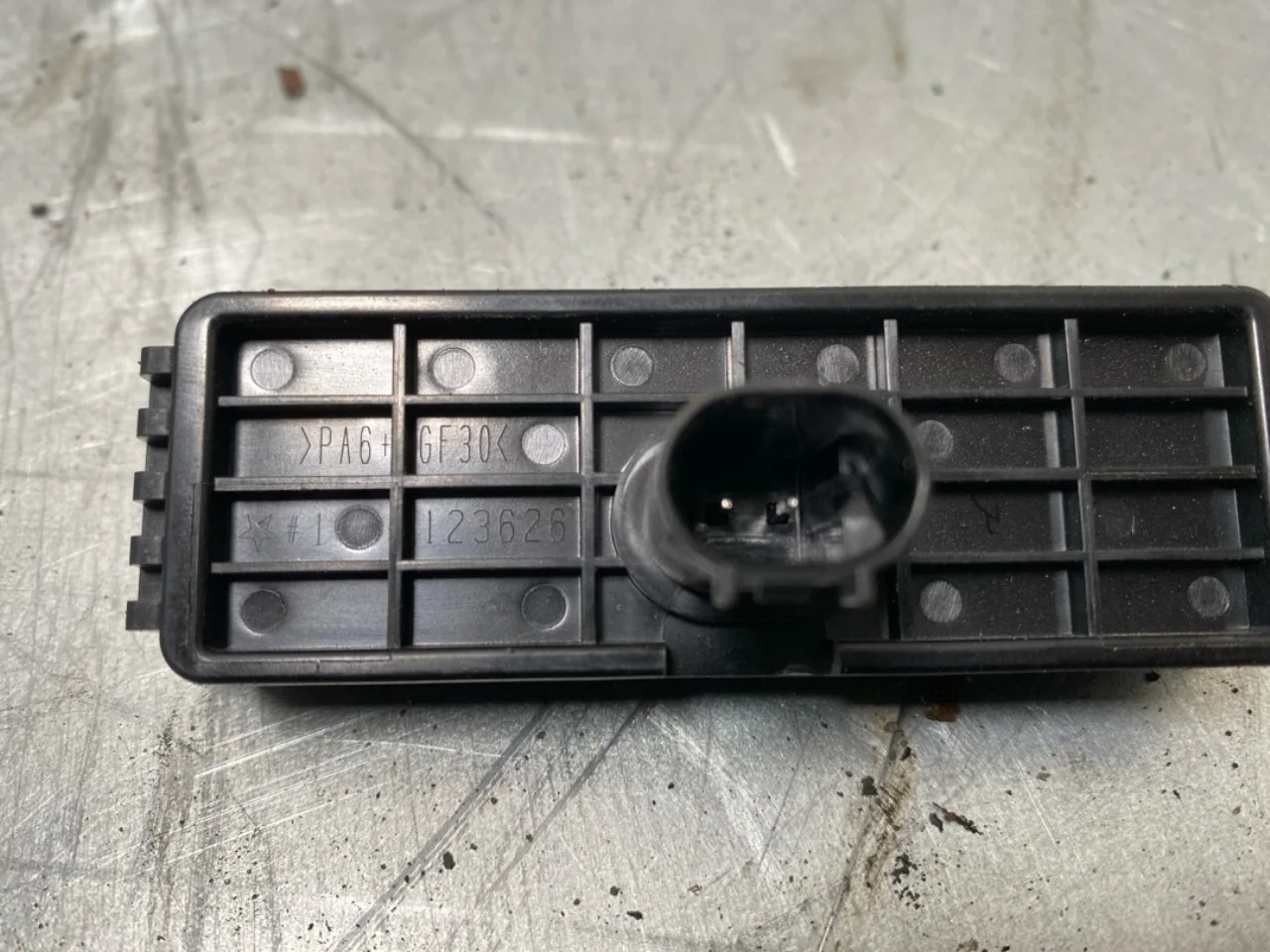 Tesla MODEL Y 2021- Tailgate exterior handle view 3
