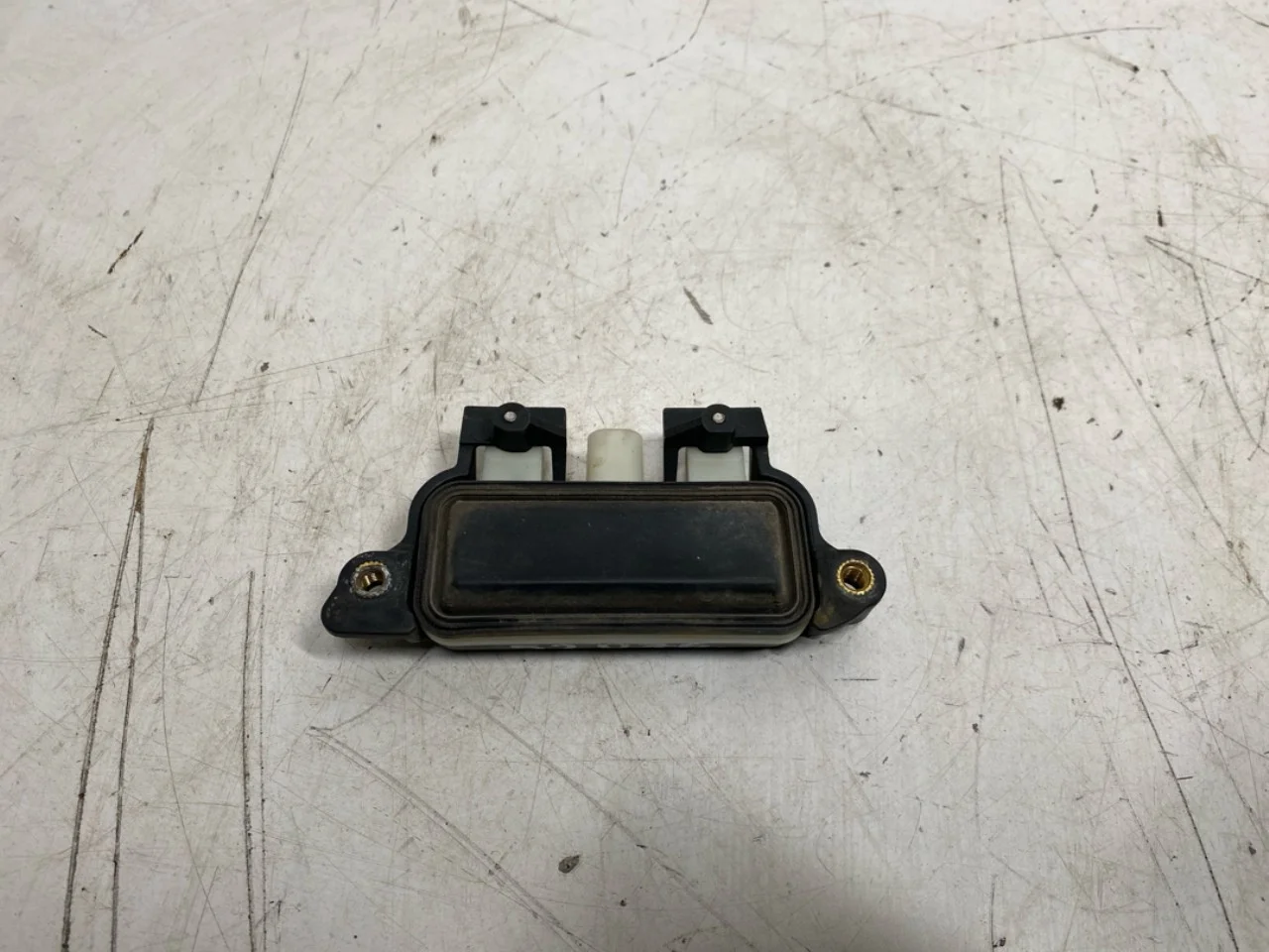 Tesla MODEL S 2013- Csomagtérajtó kapcsoló