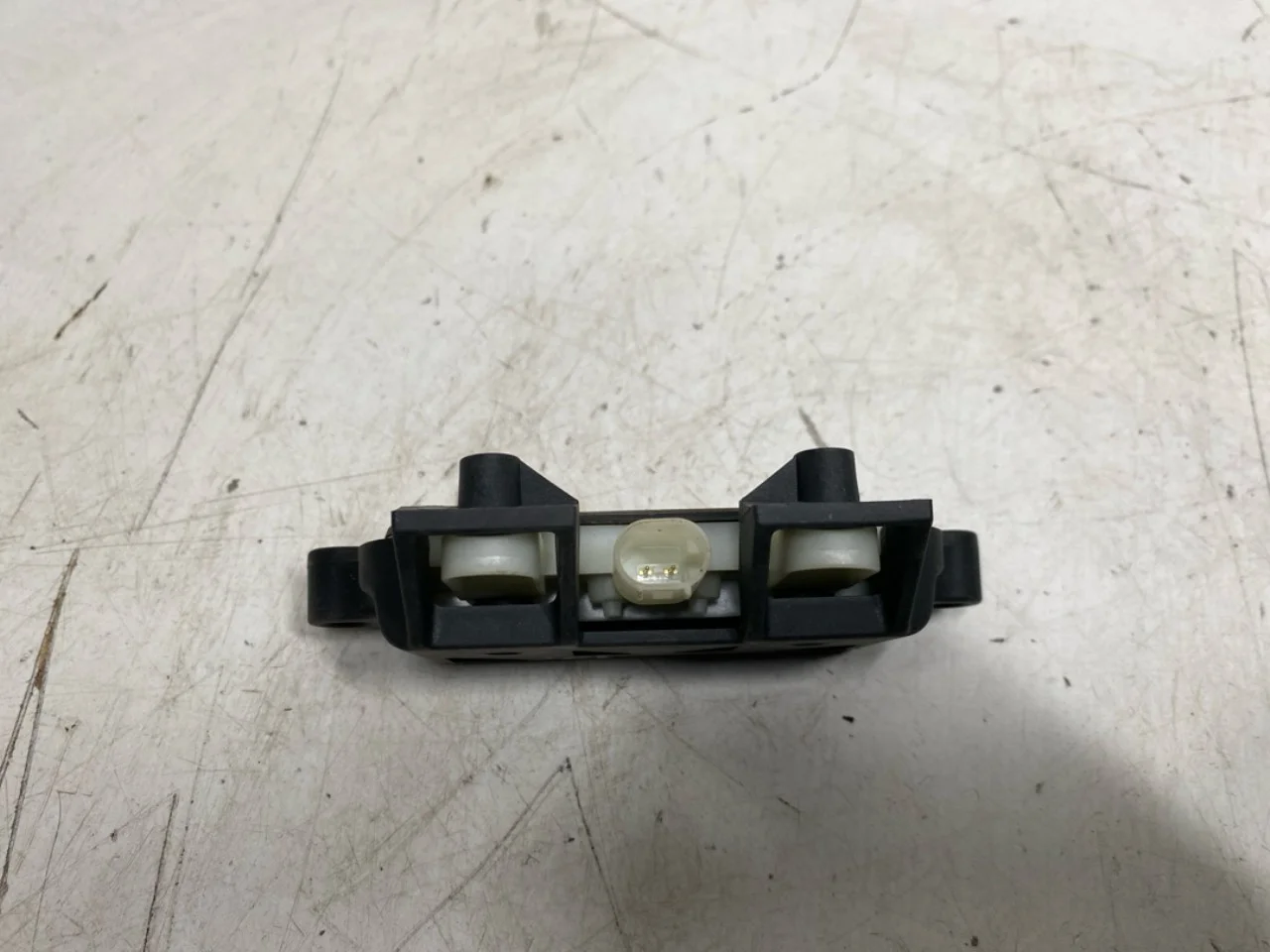 Tesla MODEL S 2013- Tailgate switch view 2