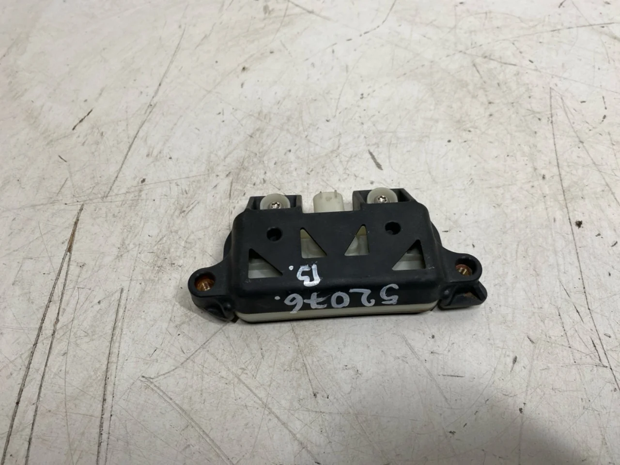 Tesla MODEL S 2013- Tailgate switch view 3