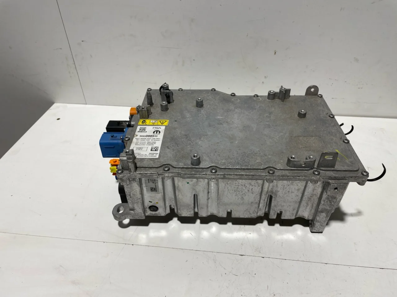 Peugeot 3008/E-3008 2024- Battery charger view 3
