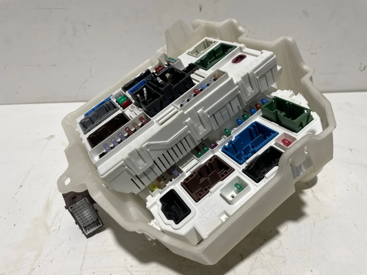 Peugeot 3008/E-3008 2024- Fuse box / electrical center view 4