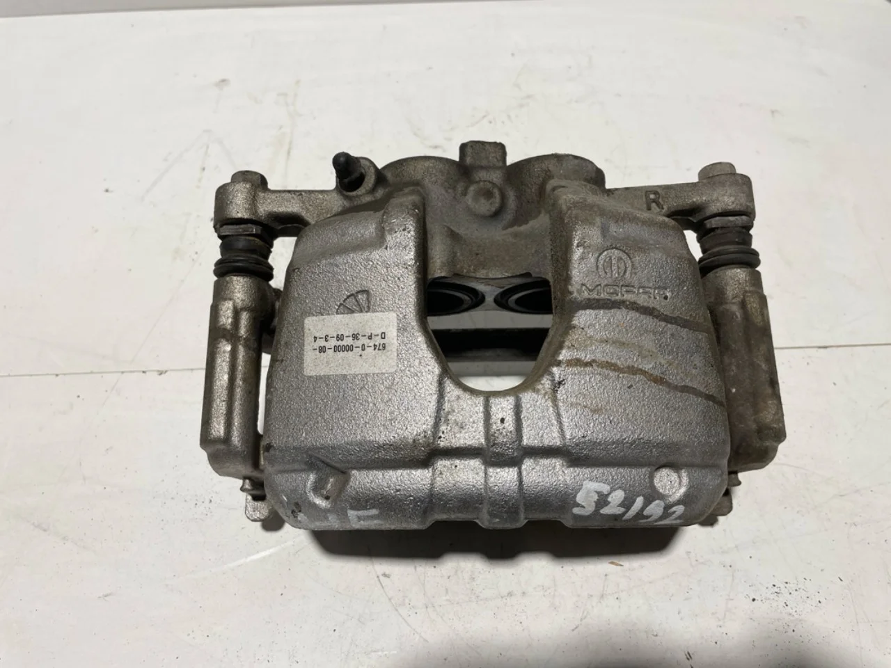 Peugeot 3008/E-3008 2024- Féknyereg, első, jobb