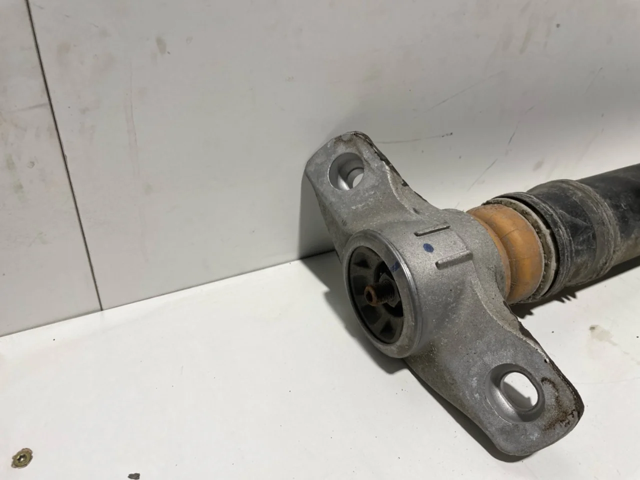 Peugeot 3008/E-3008 2024- Shock absorber, rear view 3
