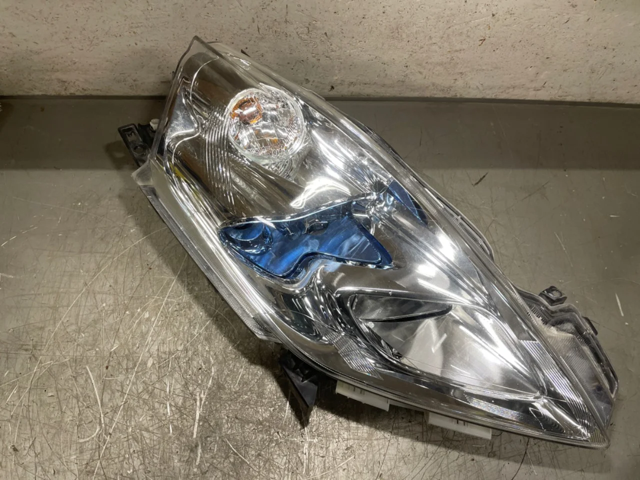 Nissan LEAF 2011-17 Right headlight view 2