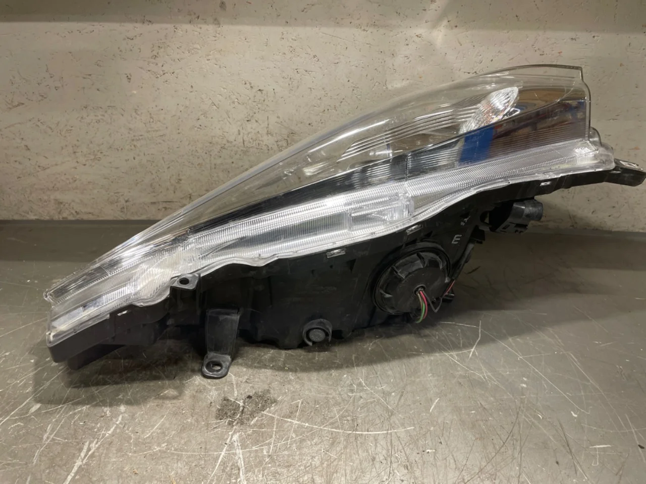 Nissan LEAF 2011-17 Right headlight view 3