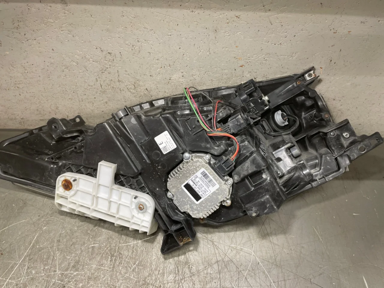 Nissan LEAF 2011-17 Right headlight view 4