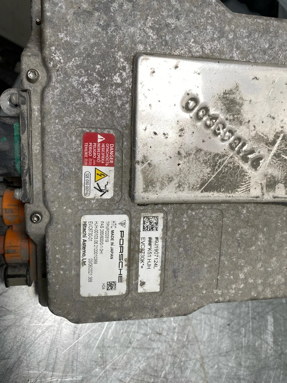 Porsche TAYCAN 2020- Battery charger view 3