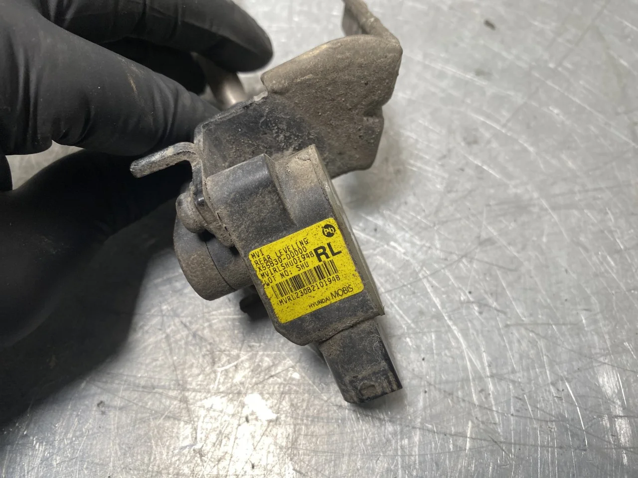 Level control / air suspension sensor view 2