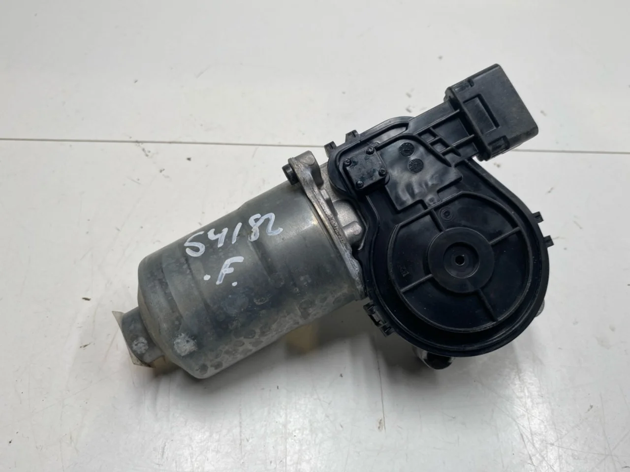 Ablaktörlő motor, szélvédő nézet 2