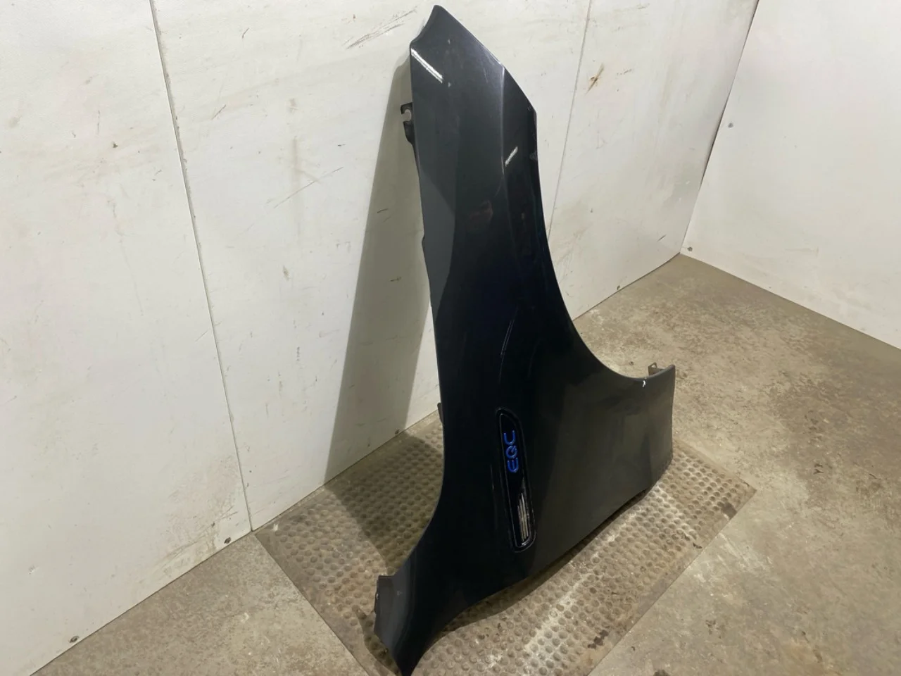 Mercedes EQC 2020- Front right fender view 2