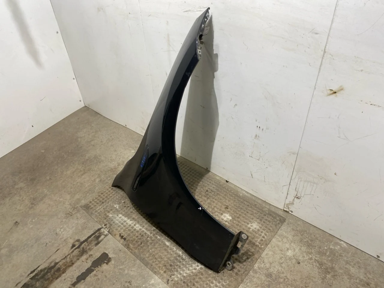 Mercedes EQC 2020- Front right fender view 3