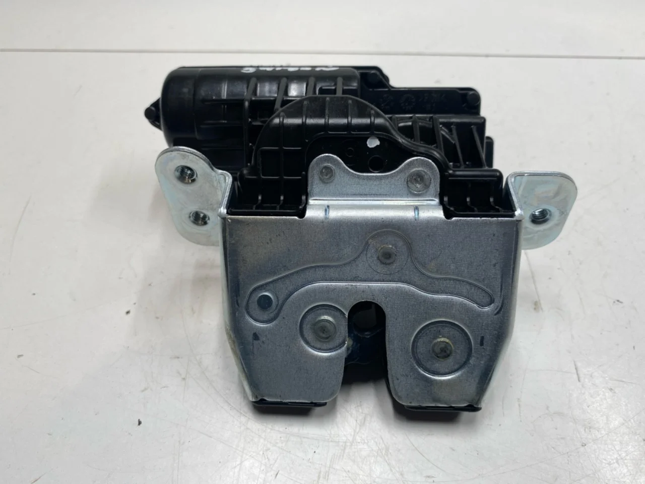 Tailgate lock
